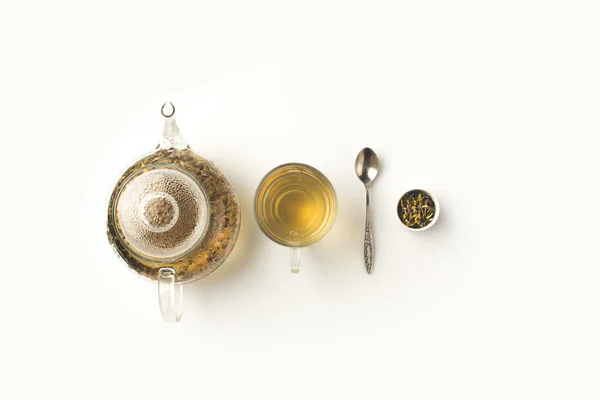 Té de hierbas en taza y tetera - foto de stock