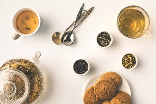 Té de hierbas con galletas - foto de stock