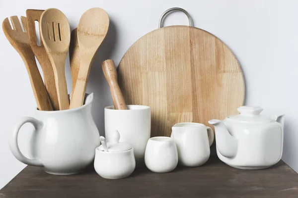 Batterie de cuisine en céramique et en bois — Photo de stock