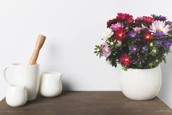 Kitchen utensils and flowers — Stock Photo