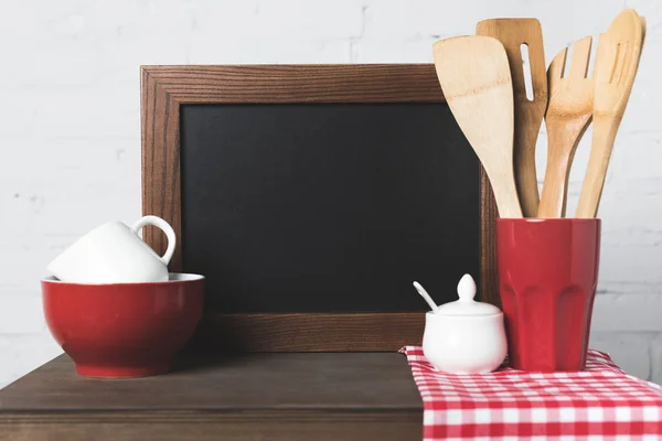 Tablero en blanco y utensilios de cocina - foto de stock