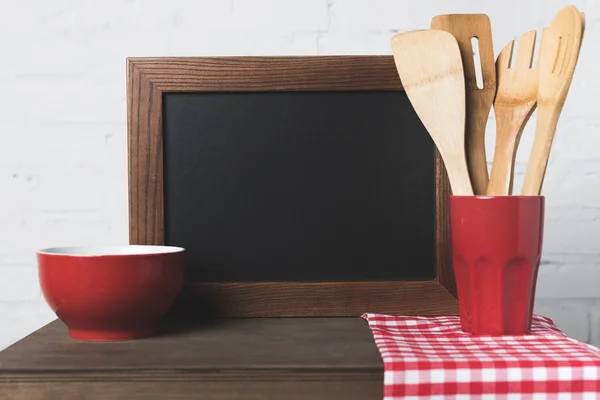 Tablero en blanco y utensilios de cocina - foto de stock