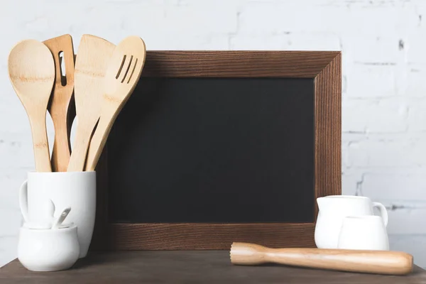 Tablero en blanco y utensilios de cocina — Stock Photo