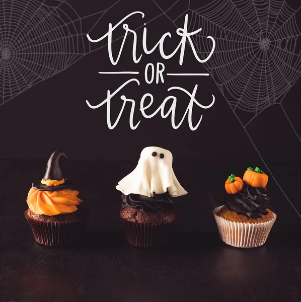 Tasty halloween cupcakes — Stock Photo