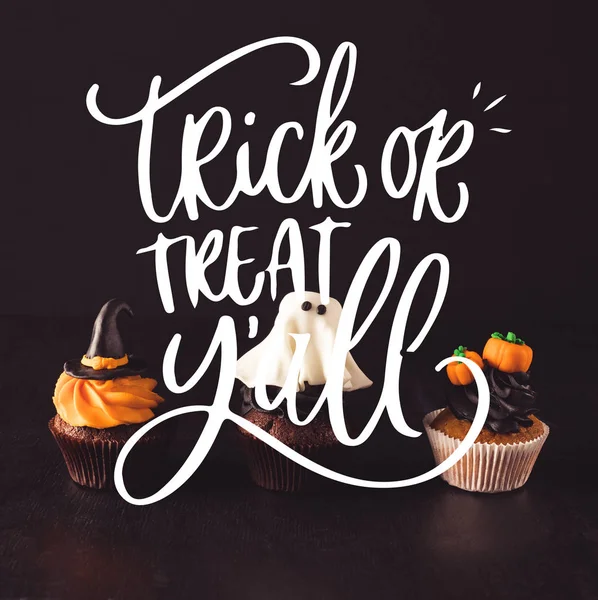 Tasty halloween cupcakes — Stock Photo