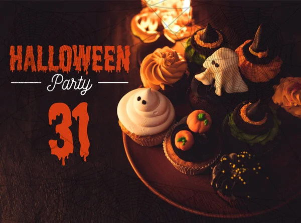 Cupcakes de Halloween y velas encendidas - foto de stock