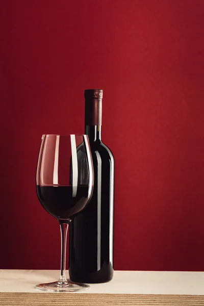 Винное стекло и бутылка вина — стоковое фото