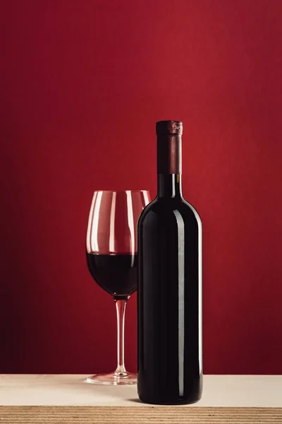 Verre et bouteille de vin rouge — Photo de stock