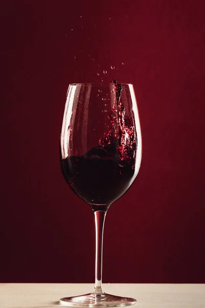 Splash of wine in wineglass — стоковое фото
