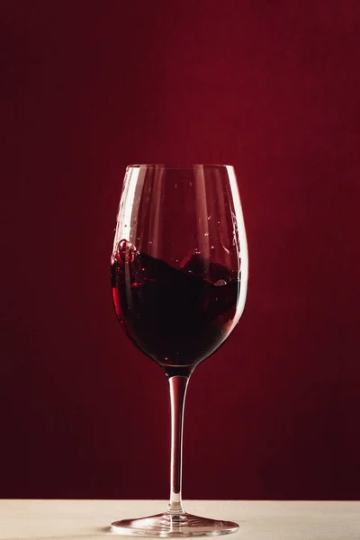 Salpicadura de vino tinto - foto de stock