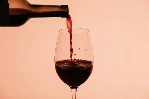 Versare il vino rosso — Foto stock