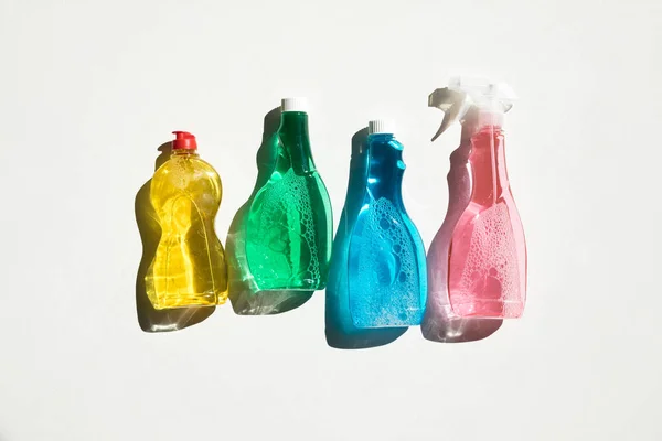 Bottiglie di plastica di liquidi detergenti — Foto stock