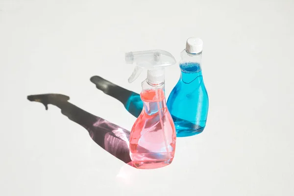 Botellas de plástico de líquidos de limpieza - foto de stock