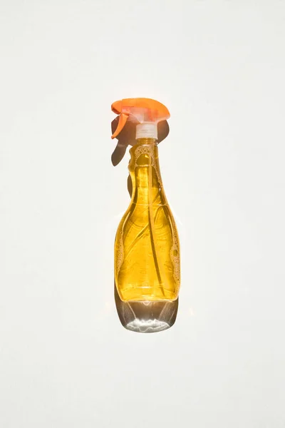 Botella de pulverización con líquido de limpieza - foto de stock