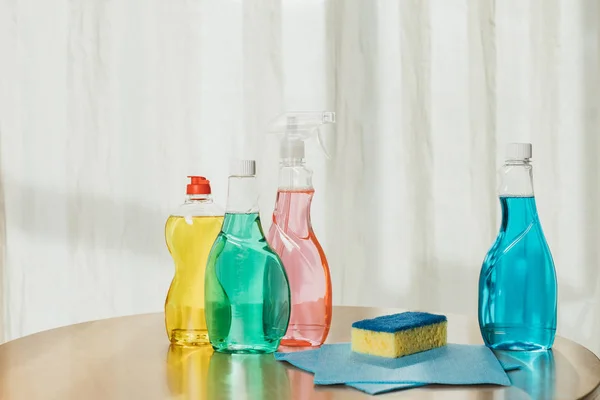 Produtos de limpeza em mesa — Fotografia de Stock