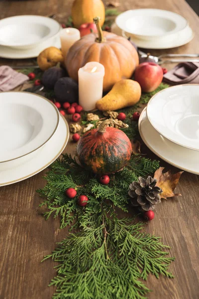 Table de service avec décor d'automne — Photo de stock