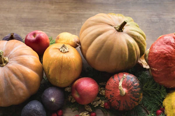 Citrouilles et fruits sur la table — Photo de stock