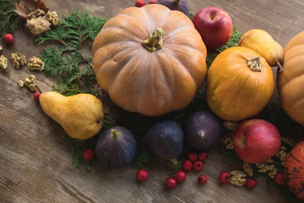 Zucche e frutta sul tavolo — Foto stock