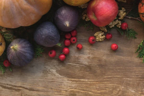 Calabazas y frutas en la mesa - foto de stock