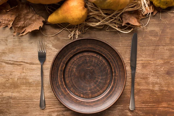 Feuilles de table et d'automne servies — Photo de stock