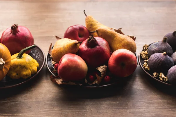 Frutas maduras de otoño en la mesa - foto de stock