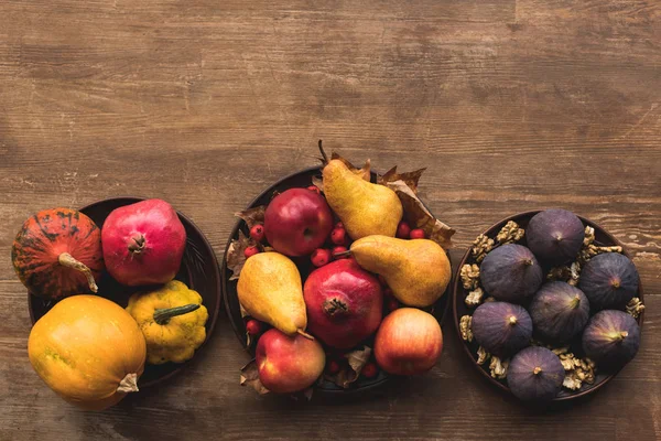 Frutas maduras de otoño en la mesa - foto de stock