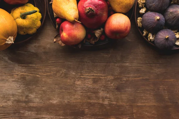 Fruits mûrs d'automne sur la table — Photo de stock