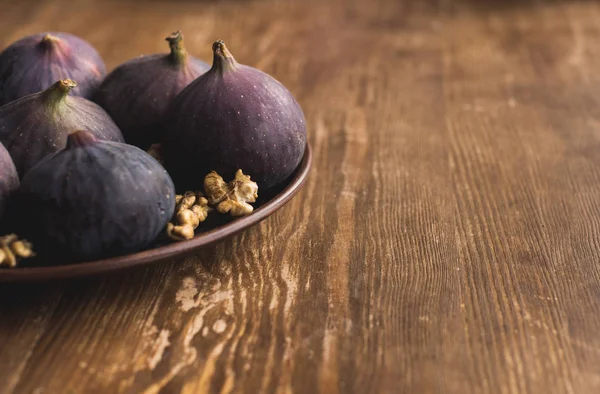 Bowl with raw figs — Stock Photo