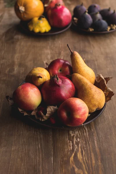 Frutos de outono maduros na mesa — Fotografia de Stock