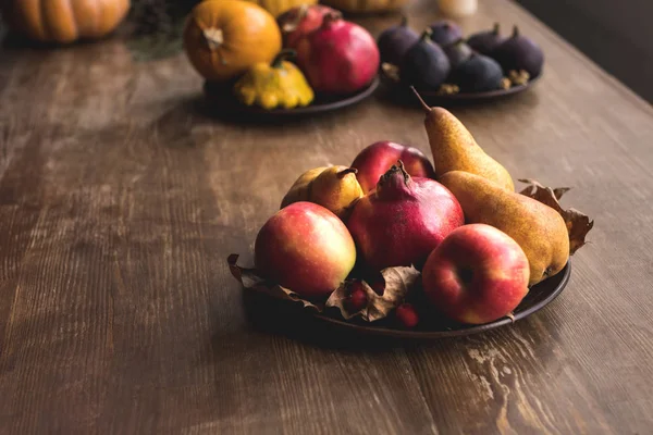 Frutas maduras de otoño en la mesa - foto de stock