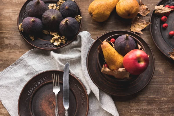 Fruits mûrs d'automne sur la table — Photo de stock