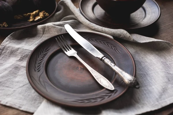 Assiette vide avec fourchette et couteau — Photo de stock
