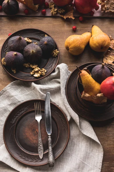 Cutlery and ripe fruits — Stock Photo