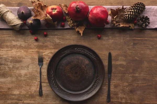 Cutlery and ripe fruits — Stock Photo