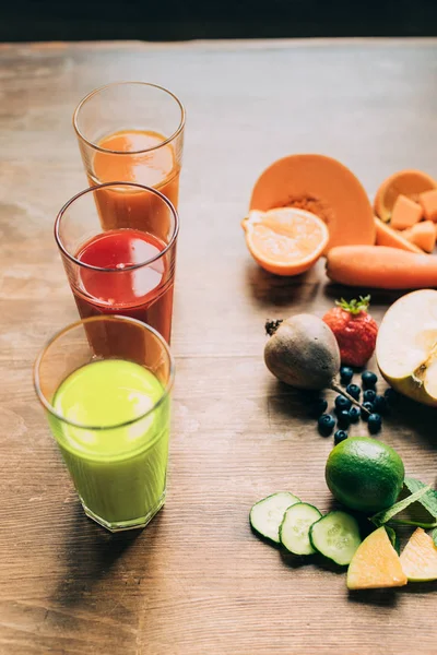 Différents smoothies dans des verres — Photo de stock