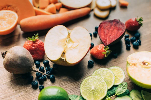 Frutas y hortalizas frescas crudas - foto de stock