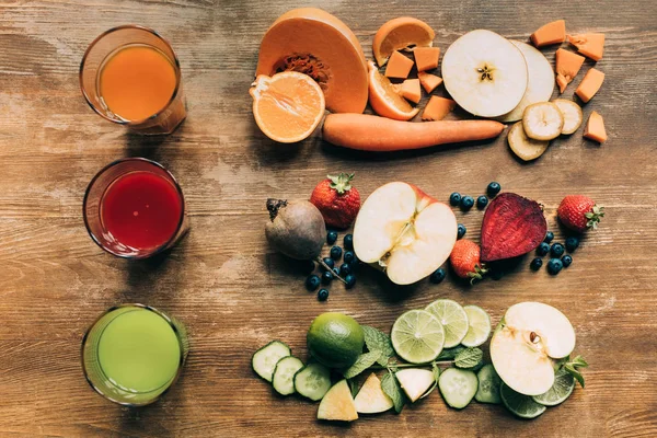 Verschiedene Smoothies in Gläsern — Stockfoto