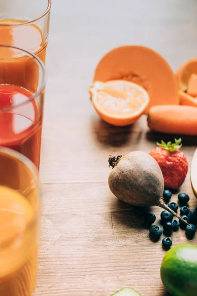 Différents smoothies dans des verres — Photo de stock