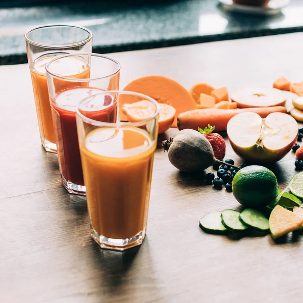 Différents smoothies dans des verres — Photo de stock