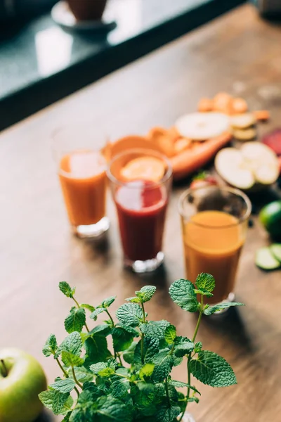 Vários smoothies em copos — Fotografia de Stock