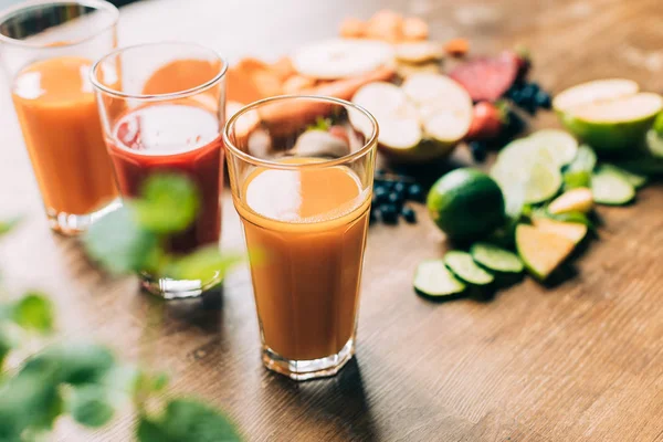 Différents smoothies dans des verres — Photo de stock