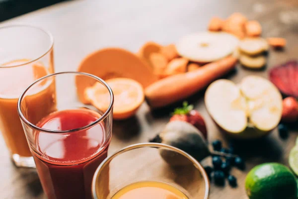 Verschiedene Smoothies in Gläsern — Stockfoto