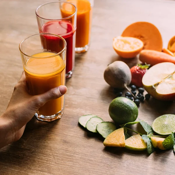 Différents smoothies dans des verres — Photo de stock