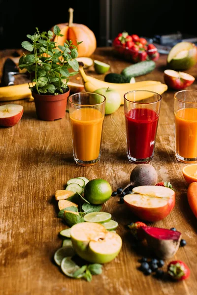 Vários smoothies em copos — Fotografia de Stock