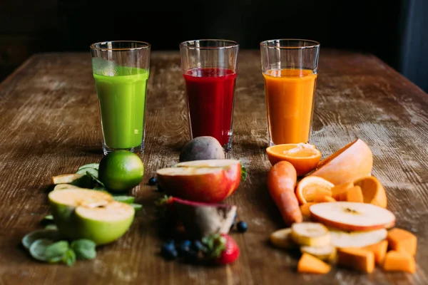 Différents smoothies dans des verres — Photo de stock