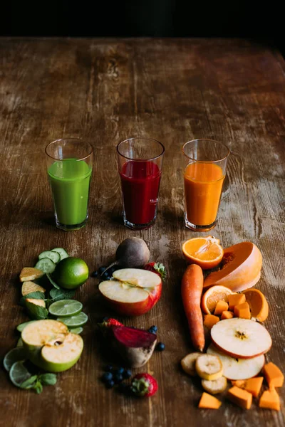 Différents smoothies dans des verres — Photo de stock