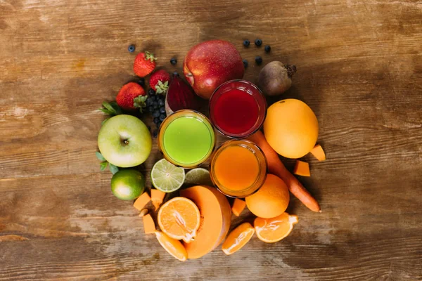 Différents smoothies dans des verres — Photo de stock