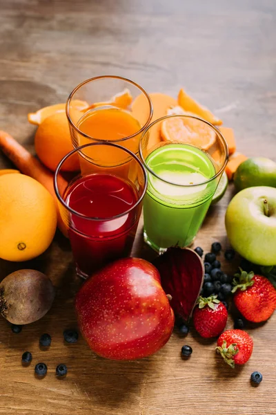 Différents smoothies dans des verres — Photo de stock