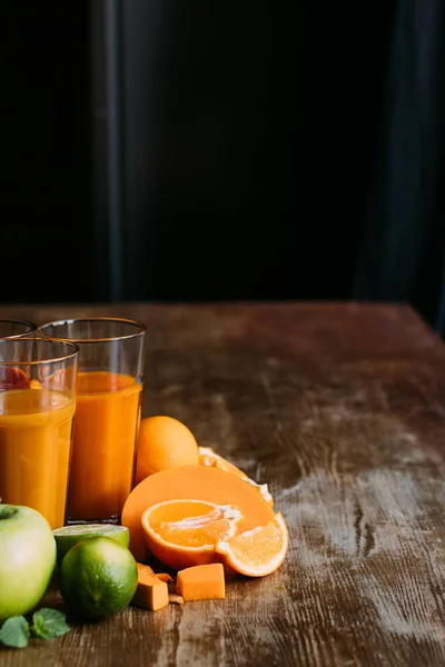 Smoothie orange et ingrédients — Photo de stock