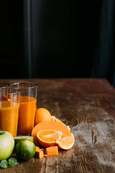 Batido de naranja e ingredientes - foto de stock